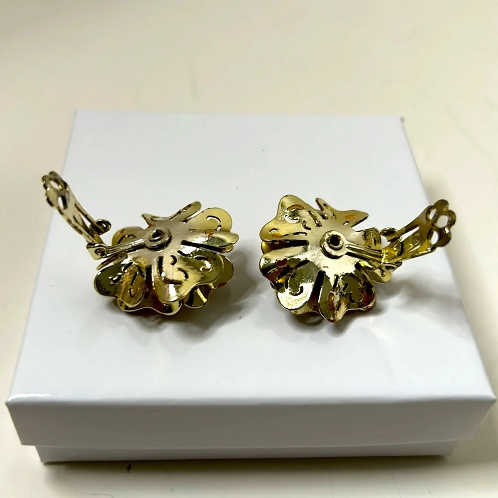 Coro gold tone flower clip earrings vintage
